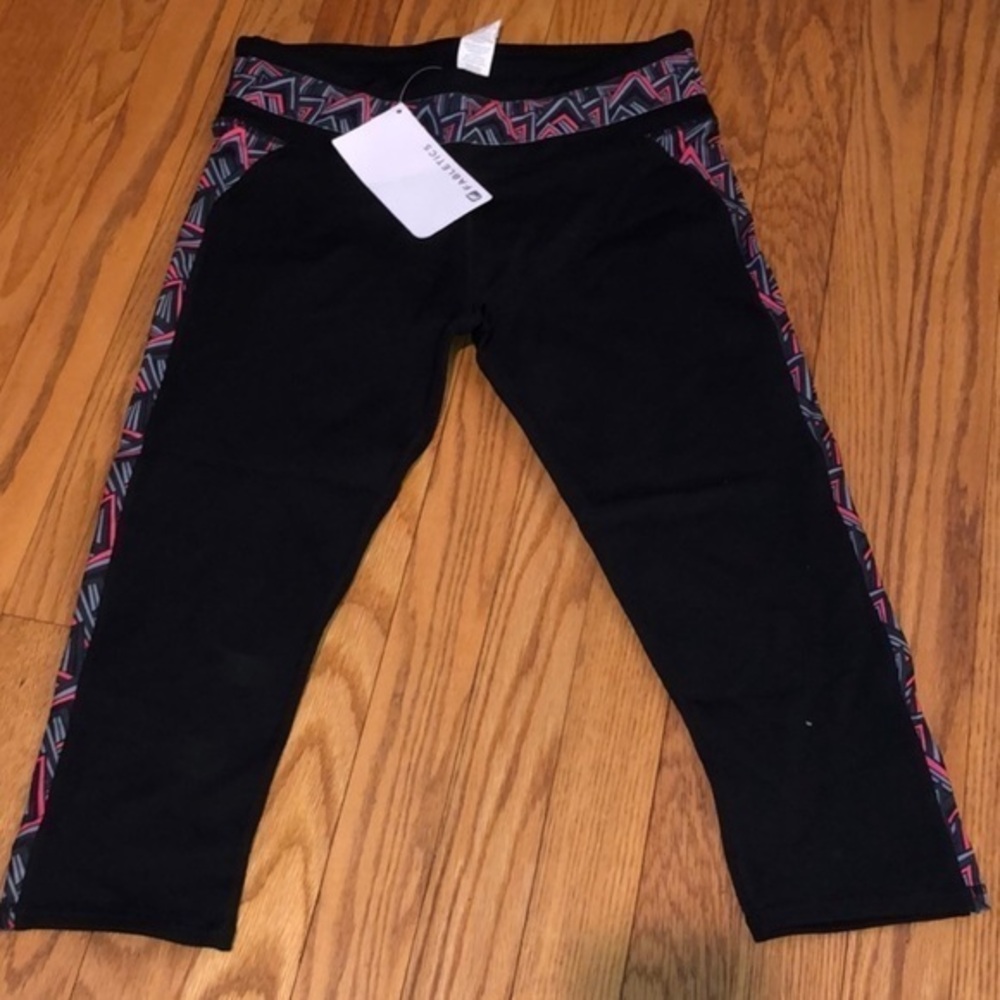NWT Fabletics Women’s Camacan Athletic & Elastic Capri Leggings (Geometric, Sml)